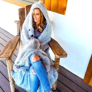 Bella Hooded Blanket in Gray